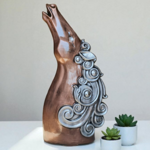 Mystic Howling Wolf Table Decor table top, office desk, study table, shelf, coffee table ya showcase ke liye ideal banata hai.